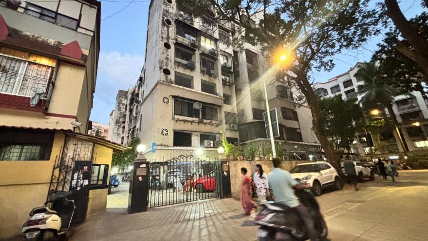 प्रेमिका के साथ घूमने आए युवक ने इमारत की छत से कूदकर की आत्महत्या