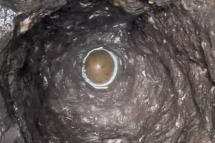 नासिक के त्र्यंबकेश्वर मंदिर परिसर स्थित ऐतिहासिक अमृतकुंड में कई सालों बाद शिवलिंग के दर्शन हुए.