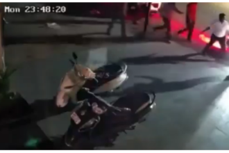 नासिक के कॉलेज रोड इलाके मे हुई गोलीबार का सीसीटीवी फुटेज आया सामने नासिक के कॉलेज रोड मे व्याज के पैसो को लेकर दो गुटों मे हुआ था विवाद