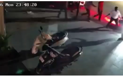 नासिक के कॉलेज रोड इलाके मे हुई गोलीबार का सीसीटीवी फुटेज आया सामने नासिक के कॉलेज रोड मे व्याज के पैसो को लेकर दो गुटों मे हुआ था विवाद