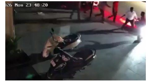 नासिक के कॉलेज रोड इलाके मे हुई गोलीबार का सीसीटीवी फुटेज आया सामने नासिक के कॉलेज रोड मे व्याज के पैसो को लेकर दो गुटों मे हुआ था विवाद
