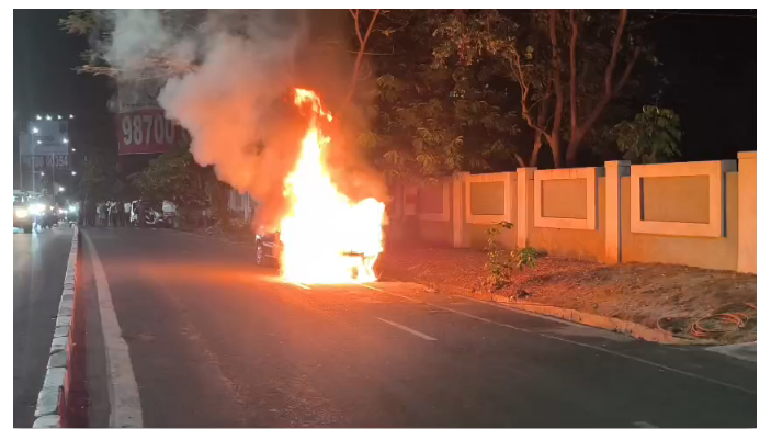 नवी मुंबई के पनवेल में CNG वाहन में भीषण आग