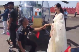 नासिक में आर्मी एविएशन पासिंग आउट परेड के बाद कपल मोमेंट, पायलट ने गर्लफ्रेंड को किया प्रपोज