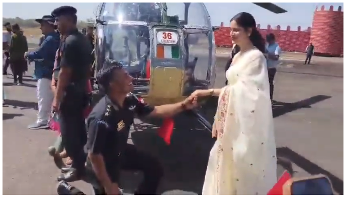 नासिक में आर्मी एविएशन पासिंग आउट परेड के बाद कपल मोमेंट, पायलट ने गर्लफ्रेंड को किया प्रपोज
