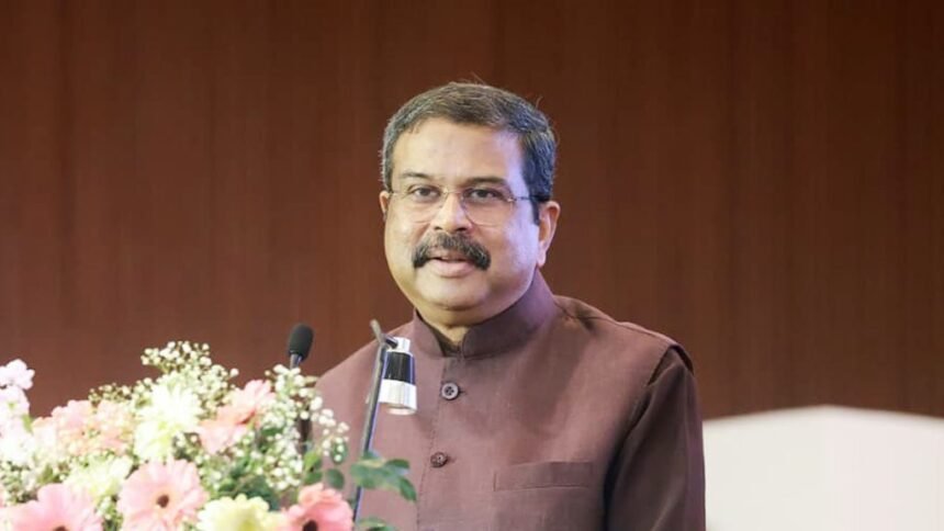 राष्ट्रपति मुर्मु ने धर्मेंद्र प्रधान का इस्तीफा किया स्वीकार, प्रल्हाद जोशी को शिक्षा मंत्रालय का अतिरिक्त प्रभार
