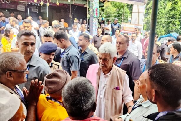 जम्मू-कश्मीर के उप-राज्यपाल मनोज सिन्हा ने नुनवान बेस कैंप में अमरनाथ यात्रा की तैयारियों का जायजा लिया