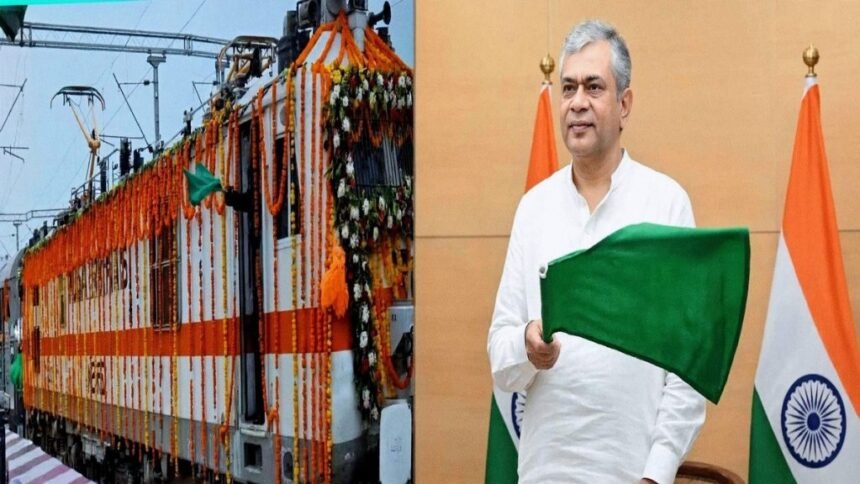 रामनगर-देहरादून के बीच पहली सीधी एक्सप्रेस ट्रेन शुरू, रेल मंत्री अश्विनी वैष्णव ने दिखाई हरी झंडी