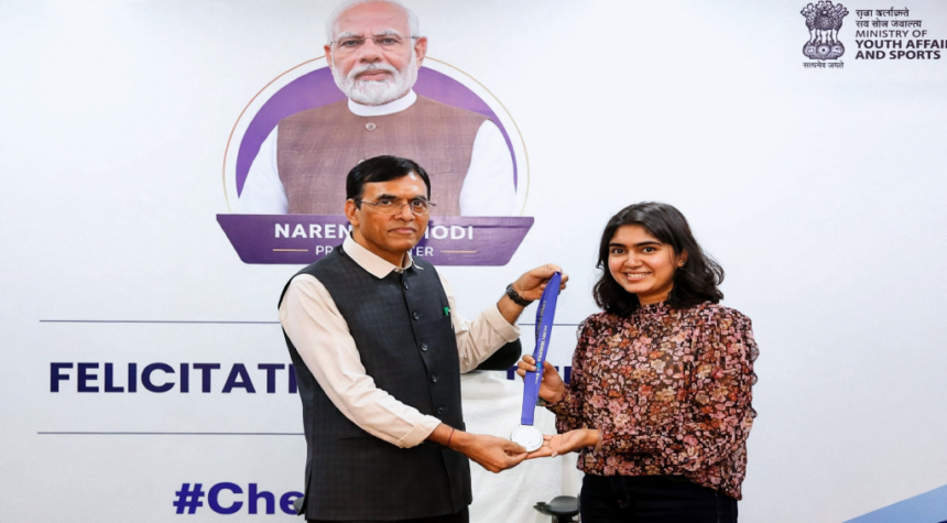 खेल मंत्री मांडविया ने वर्ल्ड कप गोल्ड मेडलिस्ट ईशा सिंह और नीरू ढांडा को किया सम्मानित