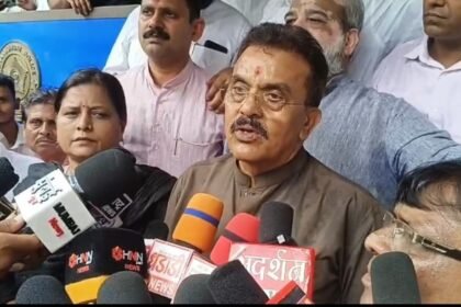 मुंबई : कांदिवली पूर्व समता नगर पुलिस स्टेशन के क्षेत्र में नाबालिक लड़की से सामूहिक ब्लात्कार करने के बाद उसकी हुई हत्या पर न्याय दिलाने के लिए रविवार 12 जुलाई को विश्वकर्मा समाज के साथ पुलिस स्टेशन पहुंचे पूर्व सांसद संजय निरूपम