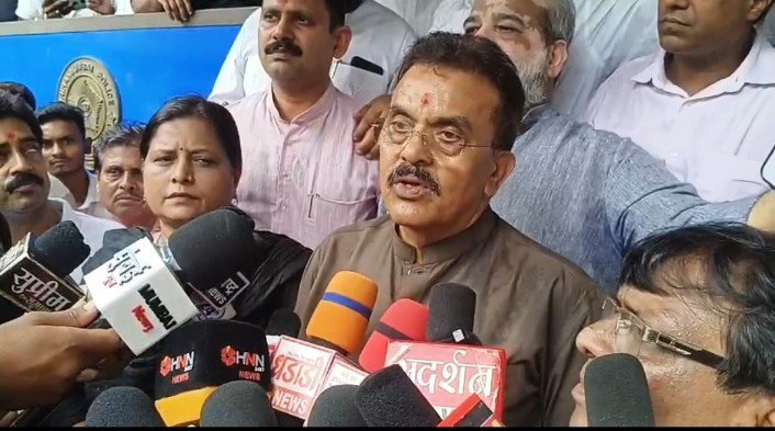 मुंबई : कांदिवली पूर्व समता नगर पुलिस स्टेशन के क्षेत्र में नाबालिक लड़की से सामूहिक ब्लात्कार करने के बाद उसकी हुई हत्या पर न्याय दिलाने के लिए रविवार 12 जुलाई को विश्वकर्मा समाज के साथ पुलिस स्टेशन पहुंचे पूर्व सांसद संजय निरूपम