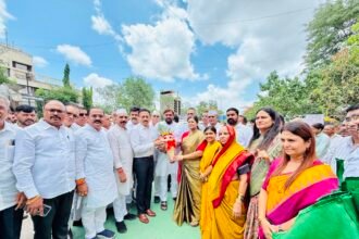 नासिक सिंहस्थ कुंभ के लिए बनाई जा रही गुणवत्ता विहीन सड़क नासिक महानगरपालिका की कमिश्नर मनीष खत्री ने खुदावा दी