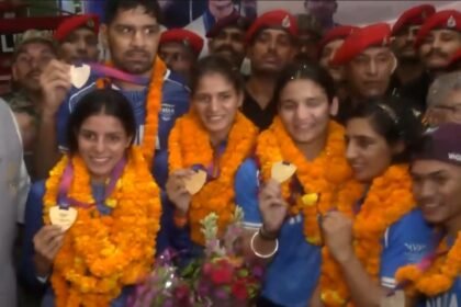 कॉमनवेल्थ गेम्स के हीरोज का देश में भव्य स्वागत, एयरपोर्ट पर गूंजे ‘भारत माता की जय’ के नारे