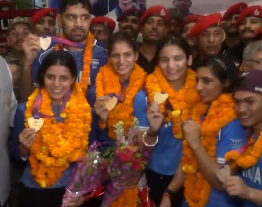 कॉमनवेल्थ गेम्स के हीरोज का देश में भव्य स्वागत, एयरपोर्ट पर गूंजे ‘भारत माता की जय’ के नारे