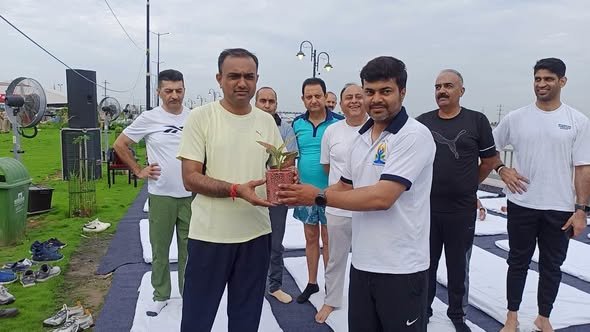 जम्मू में तवी रिवरफ्रंट पर विशेष योग सत्र का आयोजन, फिटनेस और वेलनेस को मिला बढ़ावा