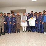 कॉमनवेल्थ गेम्स में 16 पदक जीतने वाले भारतीय सेना के खिलाड़ियों से राजनाथ सिंह ने की मुलाकात