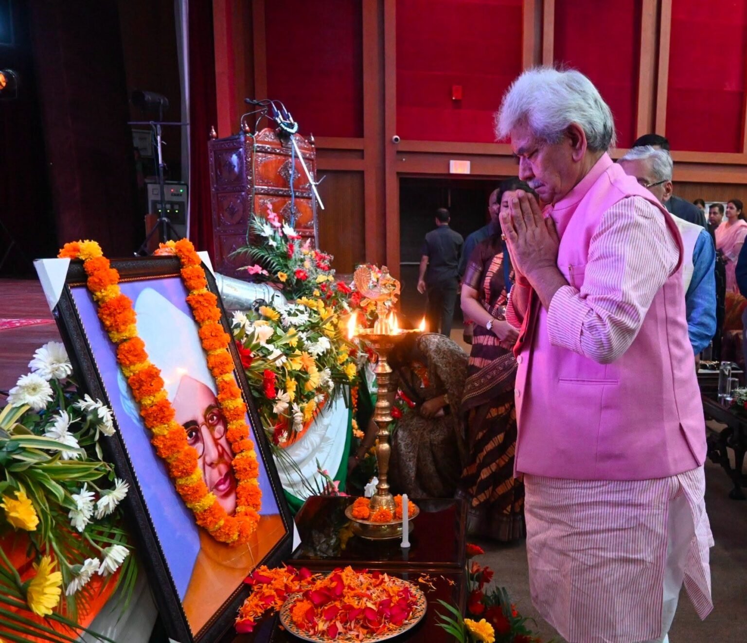 शिक्षक दिवस के पावन अवसर पर सभी आदरणीय शिक्षकों को हार्दिक शुभकामनाएँ।