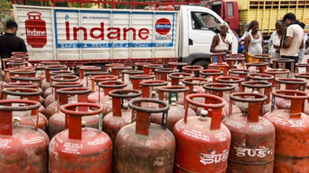 1 अक्टूबर से सब्सिडी वाले LPG सिलेंडर के लिए आधार प्रमाणीकरण अनिवार्य
