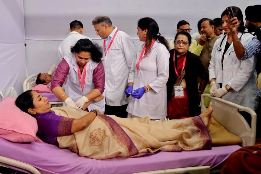 प्रधानमंत्री मोदी के जन्मदिन पर दिल्ली में मेगा ब्लड डोनेशन कैंप, सीएम रेखा गुप्ता ने किया रक्तदान
