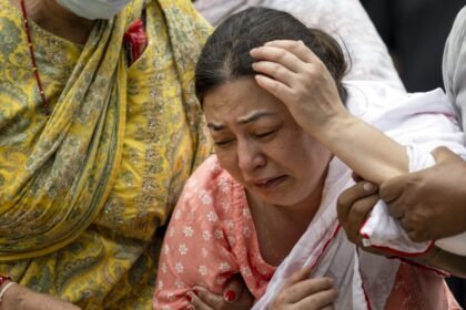 नेपाल में विनाशकारी बाढ़ ने छोड़ी तबाही की तस्वीरें, अपनों से बिछड़े लोग कर रहे प्रियजनों की तलाश