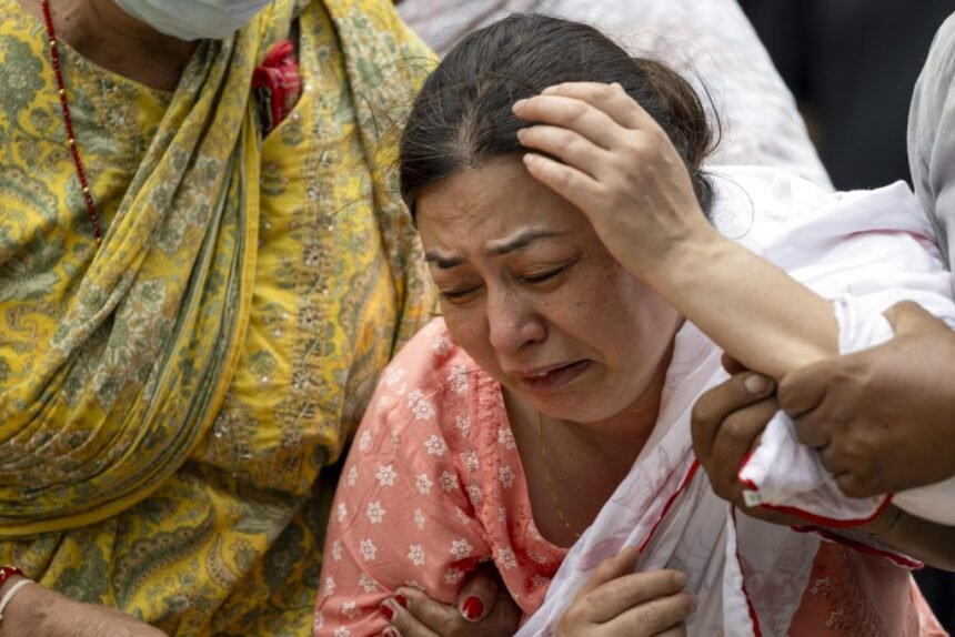 नेपाल में विनाशकारी बाढ़ ने छोड़ी तबाही की तस्वीरें, अपनों से बिछड़े लोग कर रहे प्रियजनों की तलाश