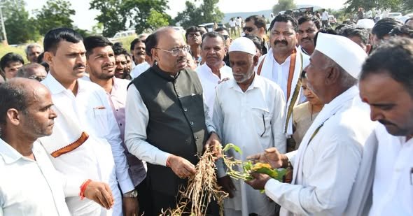 छत्रपती संभाजीनगर महसूल मंत्री चंद्रशेखर बावनकुळे यांनी दुष्काळी स्थितीच्या पार्श्वभूमीवर शेकटा मंडळात पिक परिस्थितीची पाहणी केली.