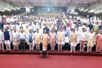 'सेवा संकल्प अभियान' के अंतर्गत आज लखनऊ में आयोजित 'नमो सेवा अनकही कहानियां' कार्यक्रम में सहभाग किया। इस अवसर पर आदरणीय प्रधानमंत्री श्री Narendra Modi जी के जीवन से जुड़े प्रेरक प्रसंगों पर आधारित नाट्य प्रस्तुति का भी अवलोकन किया।