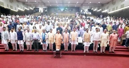 'सेवा संकल्प अभियान' के अंतर्गत आज लखनऊ में आयोजित 'नमो सेवा अनकही कहानियां' कार्यक्रम में सहभाग किया। इस अवसर पर आदरणीय प्रधानमंत्री श्री Narendra Modi जी के जीवन से जुड़े प्रेरक प्रसंगों पर आधारित नाट्य प्रस्तुति का भी अवलोकन किया।