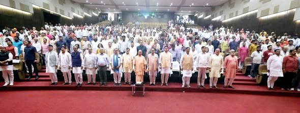 'सेवा संकल्प अभियान' के अंतर्गत आज लखनऊ में आयोजित 'नमो सेवा अनकही कहानियां' कार्यक्रम में सहभाग किया। इस अवसर पर आदरणीय प्रधानमंत्री श्री Narendra Modi जी के जीवन से जुड़े प्रेरक प्रसंगों पर आधारित नाट्य प्रस्तुति का भी अवलोकन किया।