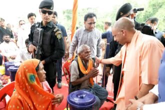 जनपद लखनऊ एवं सीतापुर में बाढ़ प्रभावित क्षेत्र का आज हवाई सर्वेक्षण किया। साथ ही, बक्शी का तालाब तहसील क्षेत्र में बाढ़ प्रभावितों से भेंटकर उनका कुशल क्षेम जाना तथा उन्हें राहत सामग्री भी वितरित की।