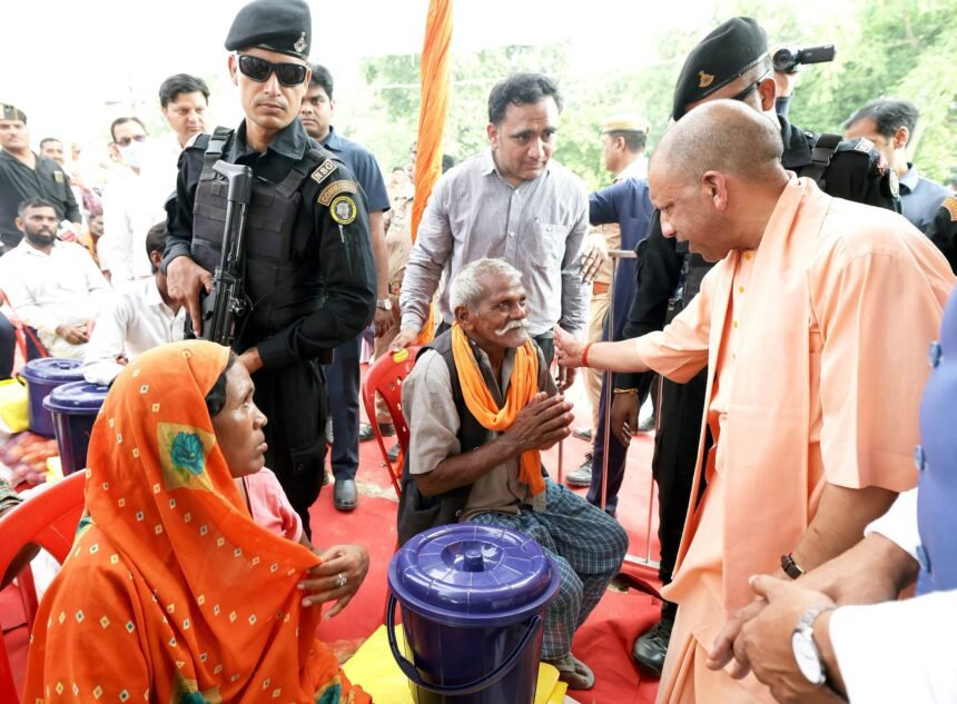 जनपद लखनऊ एवं सीतापुर में बाढ़ प्रभावित क्षेत्र का आज हवाई सर्वेक्षण किया। साथ ही, बक्शी का तालाब तहसील क्षेत्र में बाढ़ प्रभावितों से भेंटकर उनका कुशल क्षेम जाना तथा उन्हें राहत सामग्री भी वितरित की।