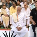 प्रधानमंत्री मोदी सर्व-धर्म प्रार्थना सभा में शामिल हुए, गांधी स्मृति में महात्मा गांधी को पुष्पांजलि अर्पित की