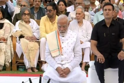 प्रधानमंत्री मोदी सर्व-धर्म प्रार्थना सभा में शामिल हुए, गांधी स्मृति में महात्मा गांधी को पुष्पांजलि अर्पित की