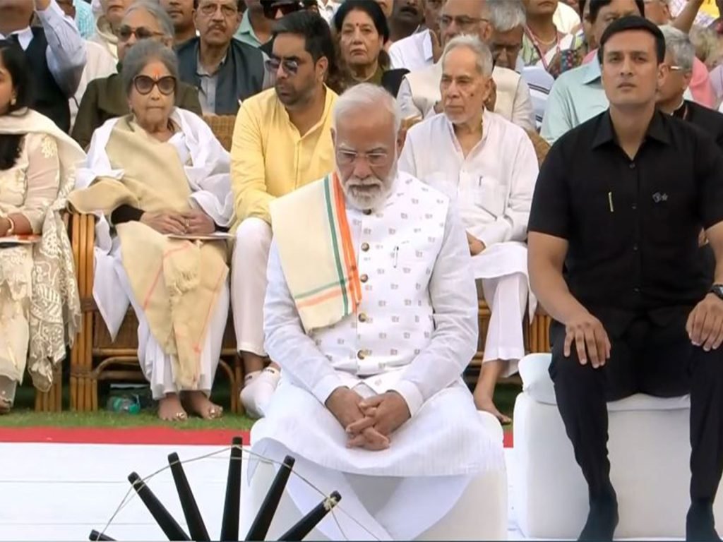 प्रधानमंत्री मोदी सर्व-धर्म प्रार्थना सभा में शामिल हुए, गांधी स्मृति में महात्मा गांधी को पुष्पांजलि अर्पित की
