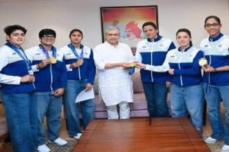 रेल मंत्री अश्विनी वैष्णव ने एशियाई खेलों की स्वर्ण पदक विजेता महिला कबड्डी टीम से की मुलाकात