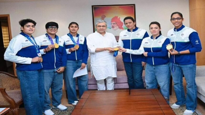रेल मंत्री अश्विनी वैष्णव ने एशियाई खेलों की स्वर्ण पदक विजेता महिला कबड्डी टीम से की मुलाकात